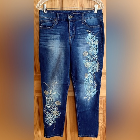 Bandolino Mandie Crop Size 6 Embroidered Blue Jeans 5 pockets Floral Distressed - Picture 1 of 13